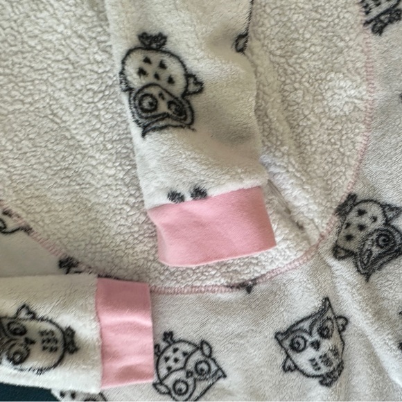 Hooters Calendar Embroidered Owl Onesie Pajamas - Picture 5 of 7